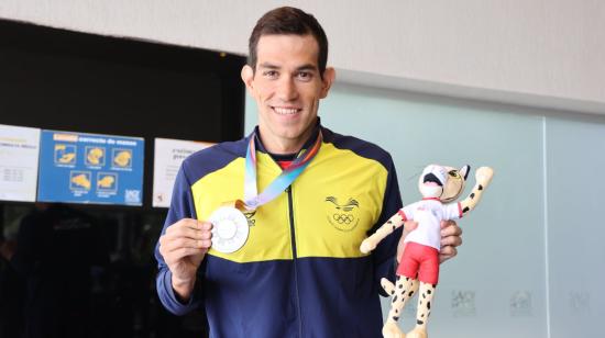 Esteban Enderica, con su medalla de plata en los Juegos Suramericanos de Asunción 2022.