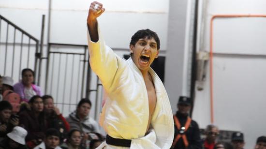 El judoca ecuatoriano Juan Pablo Ayala levanta su brazo y festeja en los Juegos Suramericanos, el 11 de octubre de 2022.