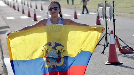 Glenda Morejón con la bandera de Ecuador, después de ganar la medalla de oro en los 20 kilómetros marcha, en los Juegos Suramericanos de Asunción, el 12 de octubre de 2022. 