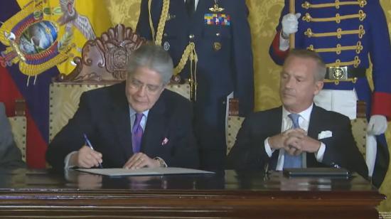 El presidente Guillermo Lasso, firma el decreto con el nombramiento de Andrés Seminario como secretario de Comunicación de la Presidencia, el 12 de octubre de 2022.