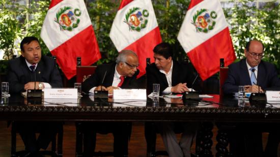 El presidente de Perú, Pedro Castillo, acompañado de su primer ministro, Aníbal Torres, y de los ministros de Justicia, Félix Chero, y de Relaciones Exteriores, César Landa, en rueda de prensa el 11 de octubre de 2022, en Lima, Perú.