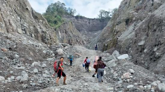 Pobladores de los sectores de San Luis y El Reventador, en las provincias amazónicas de Napo y Sucumbíos, se movilizan por una vía rudimentaria hacia Lago Agrio, en agosto de 2022.