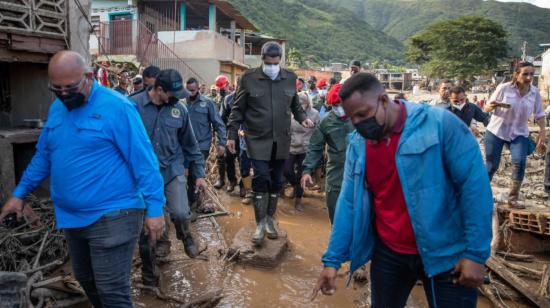 El presidente de Venezuela, Nicolás Maduro, recorre zonas afectadas durante trabajos de limpieza y búsqueda de cuerpos en Las Tejerías.