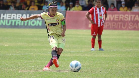 Madelin Riera cobra un penal frente a Técnico Universitario por la Superliga femenina 2022, en la cancha del Parque Samanes.