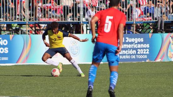 Los jugadores de Ecuador y Paraguay disputan un balón durante la final de los Juegos Suramericanos en Asunción, el 12 de octubre de 2022.