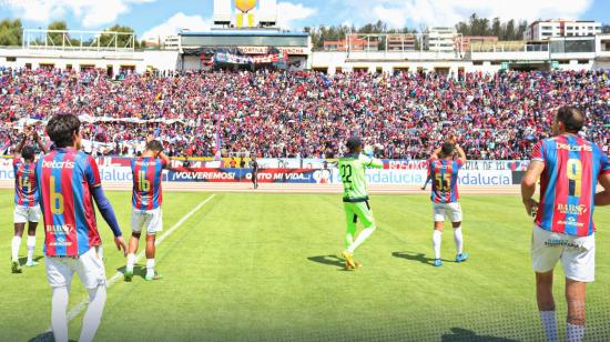 Los jugadores de Deportivo Quito saludan con su hinchada en el estadio Olímpico Atahualpa, el 10 de octubre de 2022.