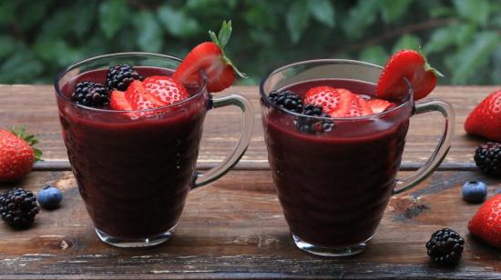 La colada morada, cuya base es la harina de maíz morado o negro, es parte de las tradiciones gastronómicas ecuatorianas.