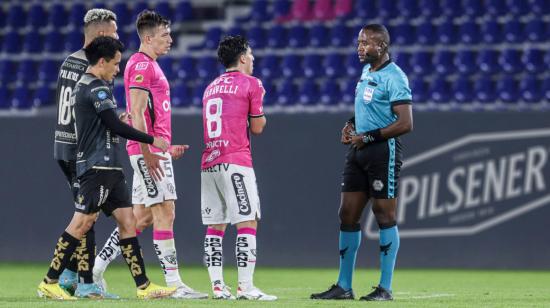 Los jugadores de IDV y Técnico le reclaman al árbitro Franklin Congo, el 10 de octubre de 2022.