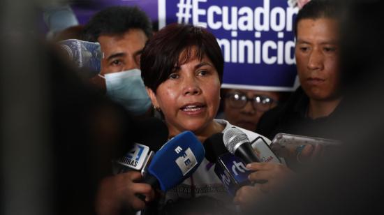 Elizabeth Otavalo, madre de María Belén Bernal, habla con la prensa durante el velatorio de su hija, en el Teatro Universitario en Quito, el 22 de septiembre de 2022.