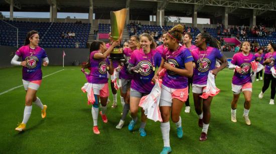 Las jugadoras del Club Ñañas celebran su título de la Superliga Femenina, el 25 de septiembre de 2022.