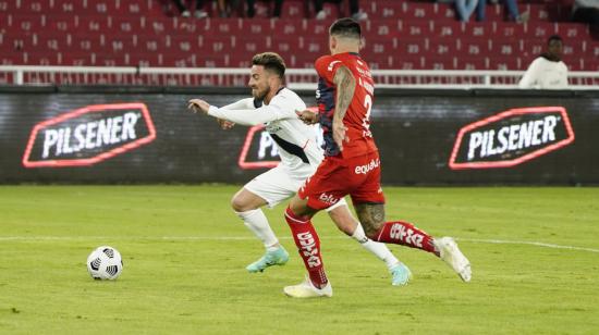 Jugadores de Liga de Quito Y Guayaquil City disputan un balón durante el partido por la Fecha 14 de la LigaPro, el 15 de octubre de 2022.