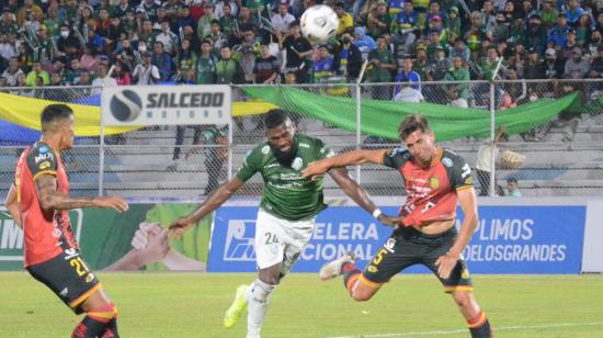 Gabriel Achillier, de Orense, disputa un balón con los jugadores de Deportivo Cuenca durante la Fecha 14 de la LigaPro, el 15 de octubre de 2022.