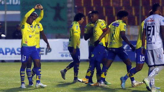 Henry Patta festeja un gol anotado frente a Delfín en la Fecha 14 de la LigaPro 2022, el 15 de octubre.