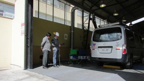 Un auto se somete a la revisión vehicular en el centro de la Escuela Politécnica, el 13 de octubre de 2022.