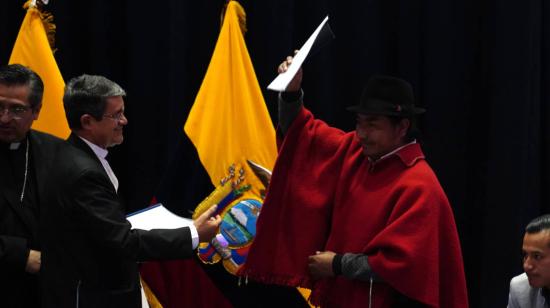 Leonidas Iza, presidente de la Conaie, tras la firma del acta de los diálogos con el Gobierno. Quito, 14 de octubre de 2022.