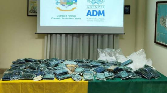 La Policía Financiera y de Fronteras italiana incautó 110 kilos de cocaína pura, que tendría un valor en el mercado de 12 millones de euros, que se encontraba en un contenedor con frutas tropicales procedentes de Ecuador y que llegaron al puerto de Catania, en Sicilia, en un barco procedente de Sudamérica.