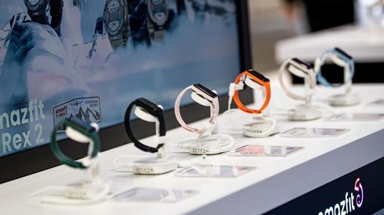 Varios modelos de relojes inteligentes se muestran en una feria electrónica en Alemania, el 1 de septiembre de 2022. 