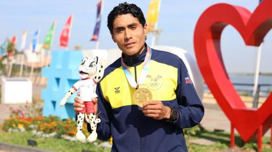 El atleta Cristhian Vásconez posa con su medalla de oro luego de ganar la maratón en los Juegos Suramericanos 2022, el 15 de octubre.