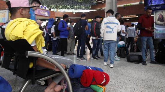 Migrantes venezolanos esperan para abordar los autobuses que los lleven hacia el municipio de Necoclí, el 7 de octubre de 2022, en la Terminal del Norte de Medellín (Colombia).