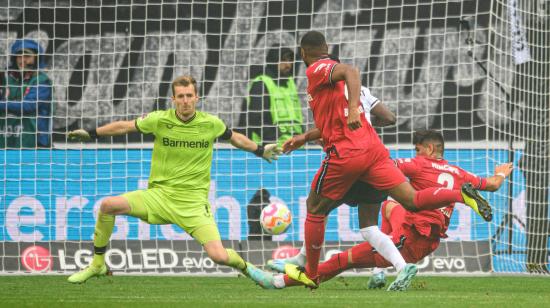 Piero Hincapié, del Bayer Leverkusen, defiende un balón en el área en el partido ante del Frankfurt, el 15 de octubre de 2022.