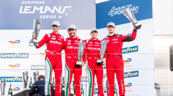 Juan Manuel Correa y sus compañeros del Prema celebran desde el podio el título del Le Mans Series, en Portimao el 16 de octubre de 2022.