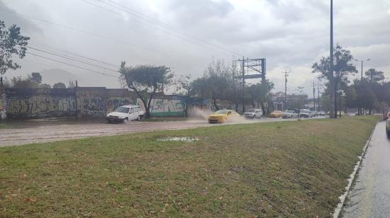 Varios autos pasan por una avenida del norte de Quito, el 16 de octubre de 2022. 