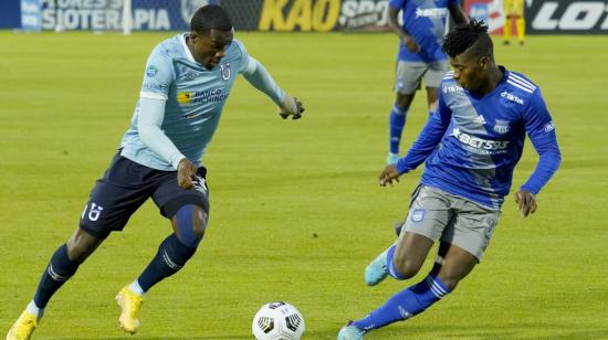 Jugadores de Universidad Católica y Emelec, en el partido por la LigaPro, el 16 de octubre de 2022.