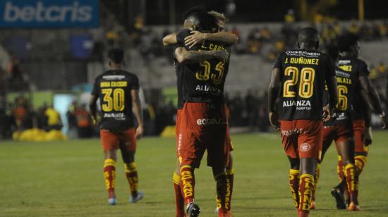 Los jugadores de Aucas celebran uno de los goles marcados ante Barcelona en Milagro, por la Fecha 14 de la segunda etapa de la LigaPro, el 16 de octubre de 2022.