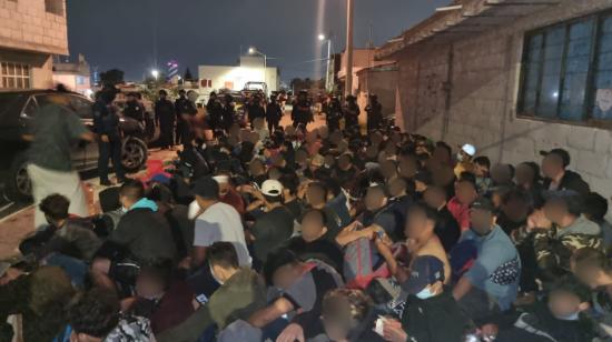 Imagen de los más de 200 migrantes, hallados dentro de una vivienda en Puebla, México, el 15 de octubre de 2022.