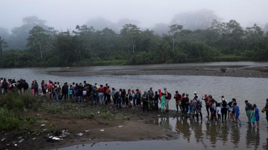 Miles de migrantes hacen fila el 14 de octubre de 2022, en el pueblo de Bajo Chiquito para ser enviados a una estación de recepción migratoria en Panamá, tras cruzar la selva del Darién. 