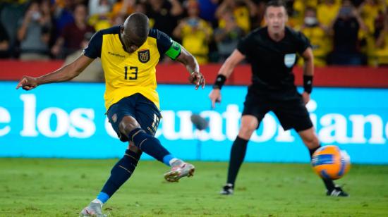 Enner Valencia ejecuta un tiro desde el punto del penal, en el estadio Banco Pichincha, el 29 de marzo de 2022