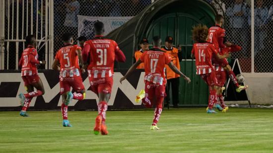 Los jugadores de Técnico Universitario festejan uno de los goles ante el Macará, el 17 de octubre de 2022. 