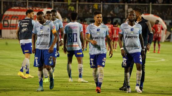 Los jugadores de Macará se retiran de la cancha del Bellavista de Ambato, el 17 de octubre de 2022.