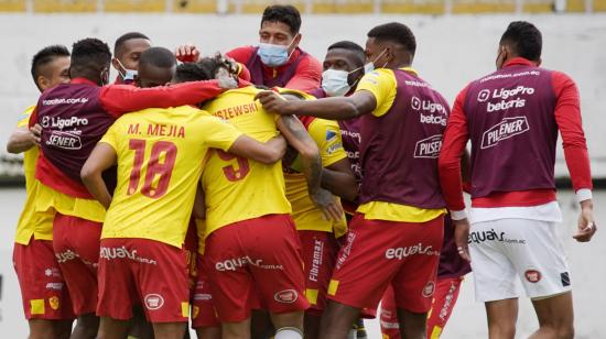 Jugadores de Aucas festejan un gol a Universidad Católica, por la Fecha 9 de la LigaPro, el 21 de abril de 2022.