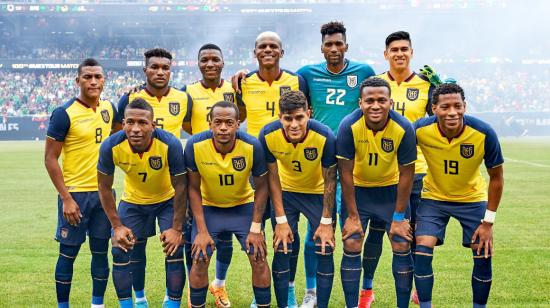 Los jugadores de Ecuador posan antes del encuentro amistoso ante México, en Estados Unidos.