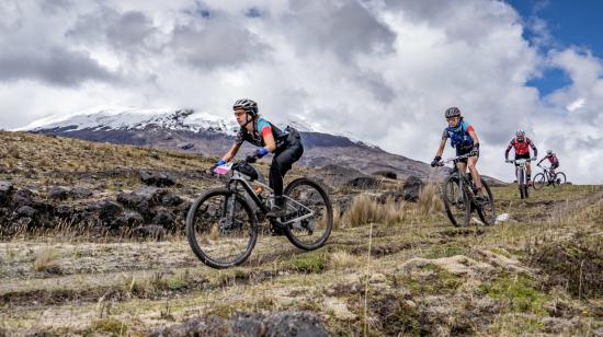 Ciclistas durante la edición 2021 de la Vuelta al Cotopaxi.