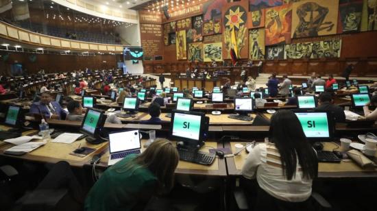 El Pleno de la Asamblea, durante la votación para el allanamiento al veto a las reformas a la Ley de Comunicación, este 20 de octubre de 2022.