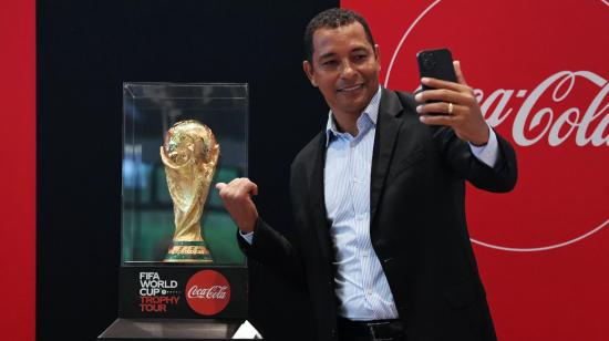 El exjugador brasileño, Gilberto da Silva, se toma un selfie con el trofeo de la Copa del Mundo, que auspicia Coca Cola.