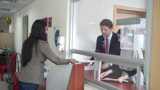 El ministro de Gobierno, Francisco Jiménez, entrega la segunda propuesta de referendo en la Corte Constitucional. Quito, 18 de octubre de 2022