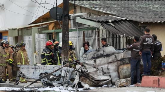 Bomberos, policías y funcionarios acudieron a la zona del accidente de una avioneta en la ciudadela Alborada, norte de Guayaquil, donde el piloto resultó herido.