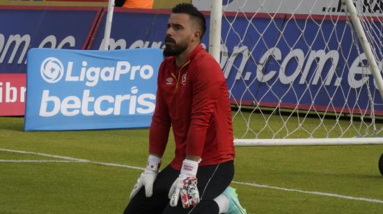 Hernán Galíndez, durante la entrada en calor antes de un partido ante Guayaquil City por la LigaPro, el 25 de agosto de 2022.