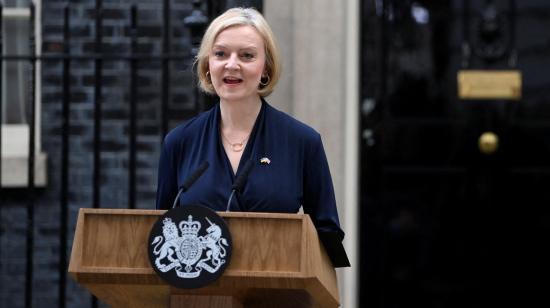 La primera ministra británica, Liz Truss, da una declaración frente al número 10 de Downing Street, Londres, Gran Bretaña, el 20 de octubre de 2022.