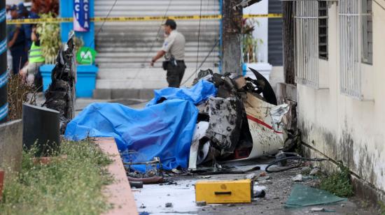 Parte de la avioneta accidentada en el sector de la ciudadela La Alborada, norte de Guayaquil, el 18 de octubre de 2022.