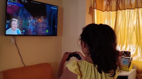 Una niña juega con un Play Station, el 20 de octubre de 2022 en Quito.