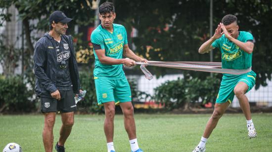 El DT Fabián Bustos dirige el entrenamiento de Barcelona con los jugadores Xavier Arreaga y Byron Castillo, el 20 de octubre de 2022.