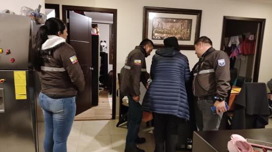 Policías durante el allanamiento a una vivienda en Cuenca, por un caso de presunto uso de menores de edad para el microtráfico.