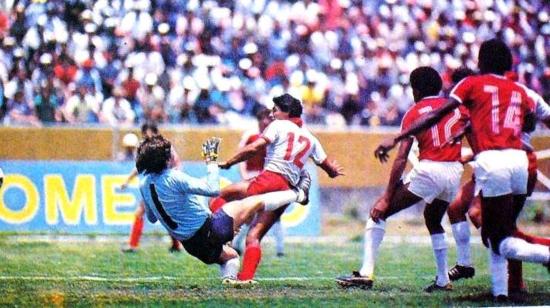 Geovanny Mera, de El Nacional, venciendo al arquero Julio César Falcioni de América de Cali en el Olímpico Atahualpa, por la Copa Libertadores de 1985.