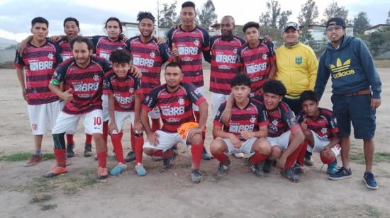 La plantilla del Flamengo de Nayón, en el partido por la Liga Parroquial de Nayón.