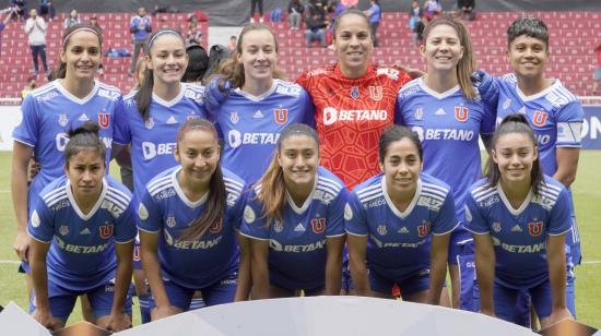 Las jugadoras de U de Chile posan para la foto oficial antes del partido ante Libertad Limpeño de Paraguay, en el estadio Rodrigo Paz Delgado por la Libertadores femenina 2022.