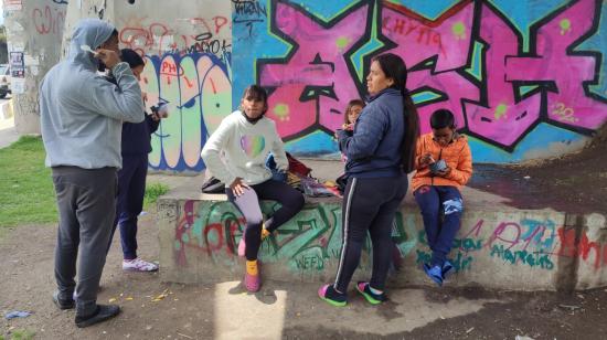 Eulalia García y sus hijos en Conocoto, en el suroriente de Quito, el 21 de octubre de 2022.